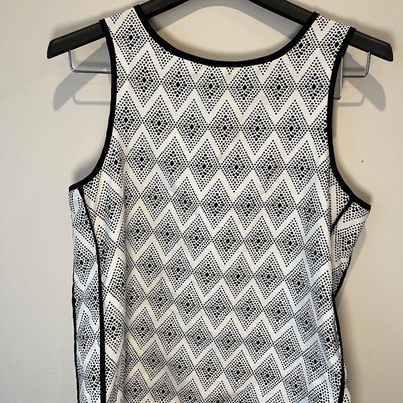 Banana Republic white and black sleeveless size small blouse - Picture 1 of 2